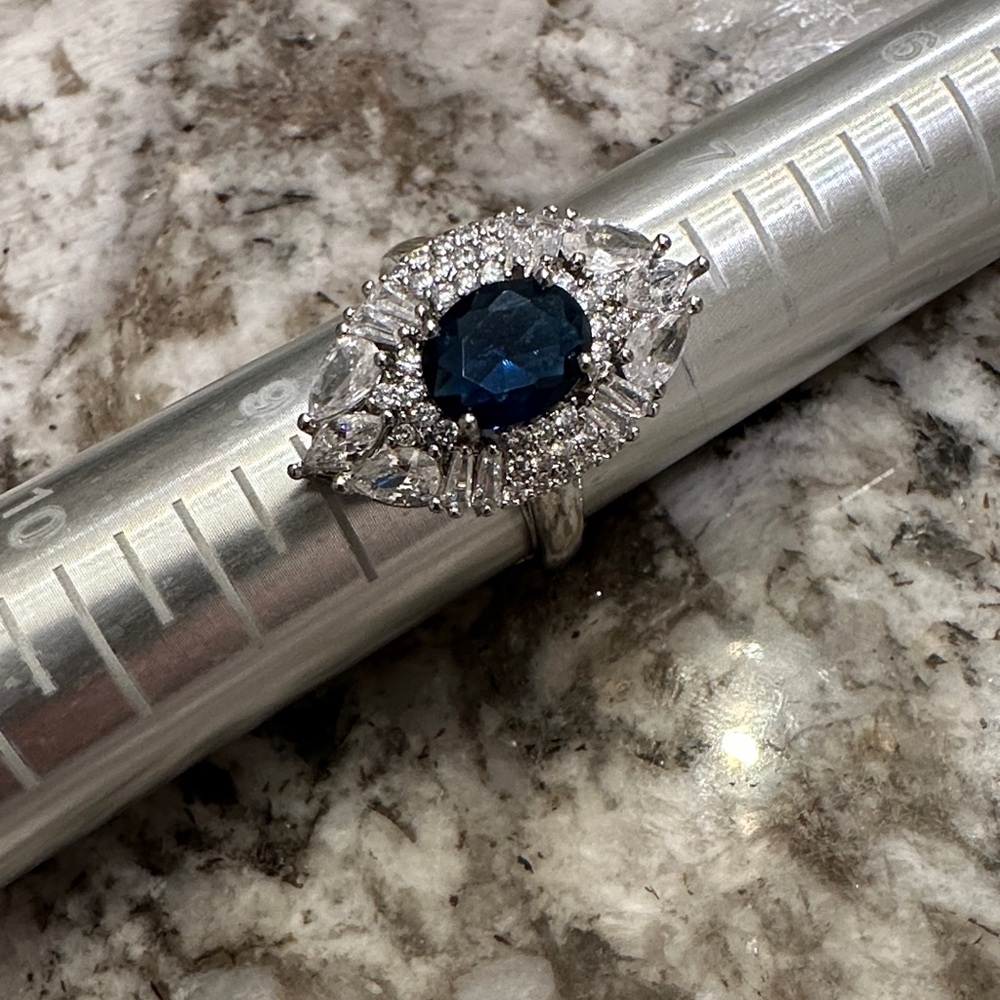 👑Elegant Blue and Silver Women's Ring